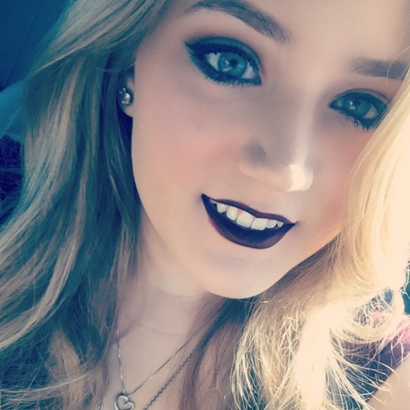 Meet your Posher, Alexandra - Picture 1 of 1